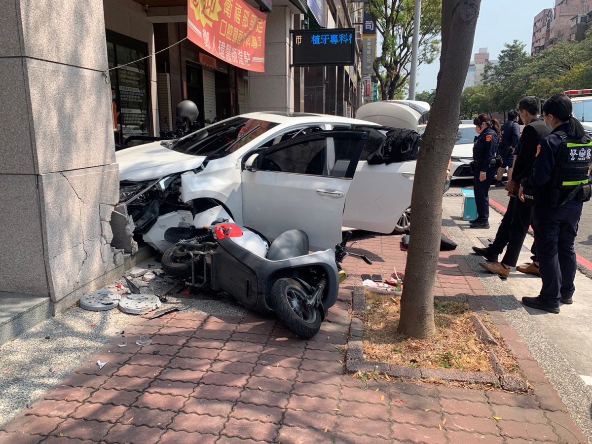 ▲陳嫌開車失控撞上騎樓樑柱。（圖／翻攝畫面）