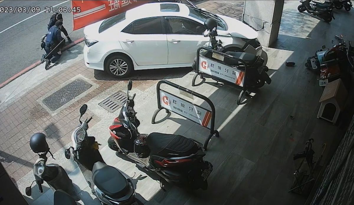 ▲陳姓駕駛因槍砲、傷害、防礙秩序被通緝拒檢倒車衝撞警車，造成李姓員警受傷、隨即警方迅即壓制陳嫌，並當場查出藏於陳姓駕駛車上的衝鋒槍、90手槍及40發子彈，及安非他命等毒品。 (圖／記者郭凱杰翻攝)