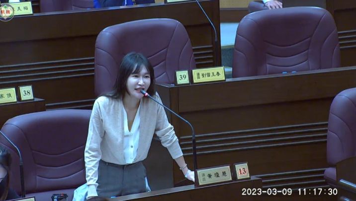 ▲黃瓊慧表示，現在她只要在議事堂發言，都要注意背後是否有人在錄影，今天還特別穿得漂亮一點，因為很擔心自己又會「上鏡頭」。（圖／翻攝桃園市議會直播）