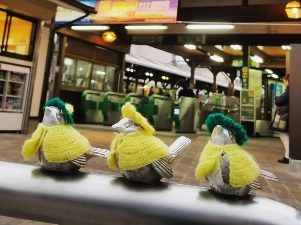 ▲日本江之島車站前欄杆上的金屬麻雀不時會更換各式各樣可愛的毛衣，是遊客到訪必去的朝聖景點之一。（圖／神社慢慢說臉書粉專提供）