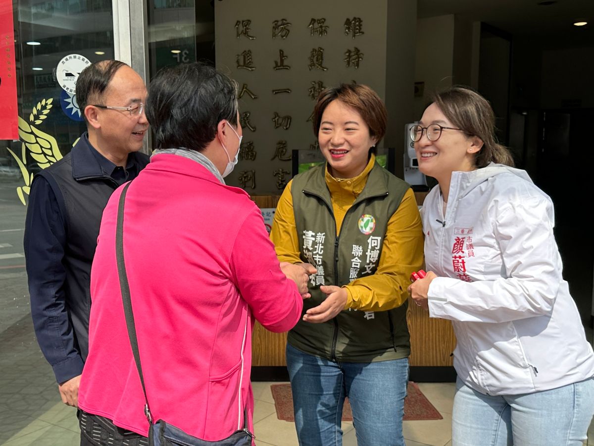 ▲新北市議員顏蔚慈(右起)、黃淑君幫助失智長者找到回家的路，家屬表達謝意。（圖 ／新北市議員黃淑君提供）