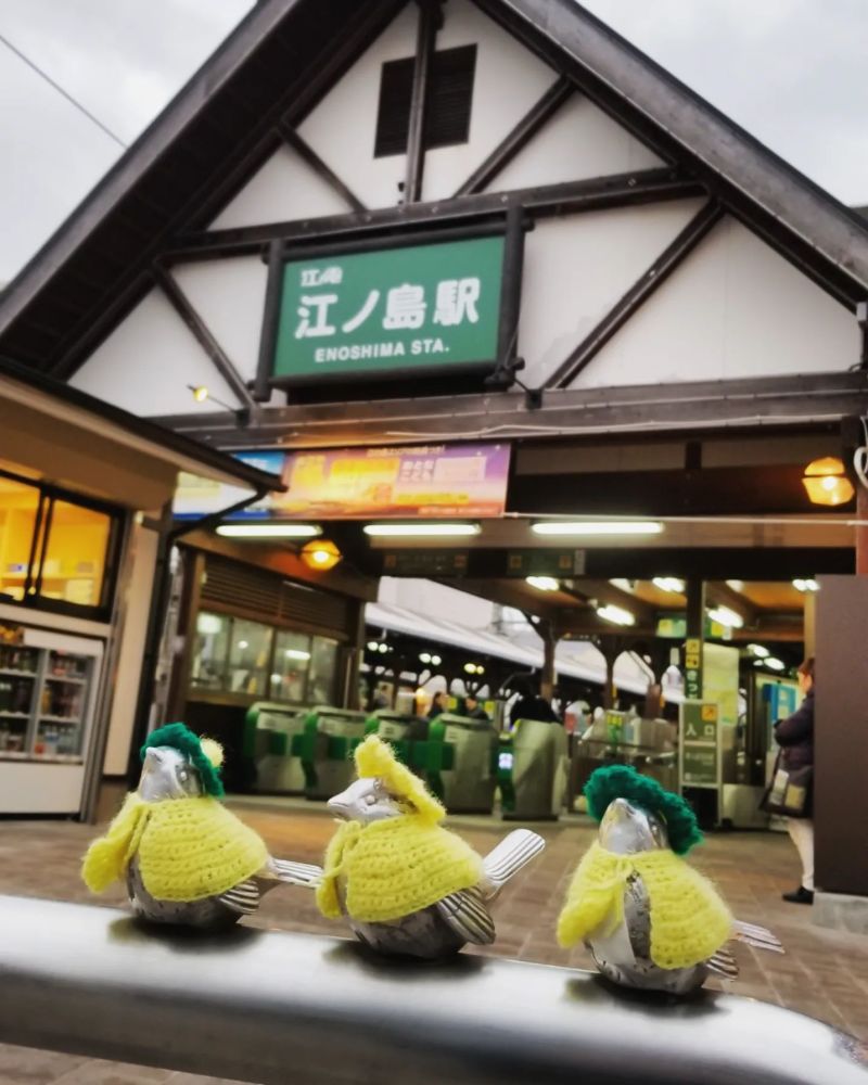 ▲日本江之島車站前金屬小麻雀穿的毛線衣，是由80多歲小池奶奶親手編織。（圖／神社慢慢說臉書粉專提供）