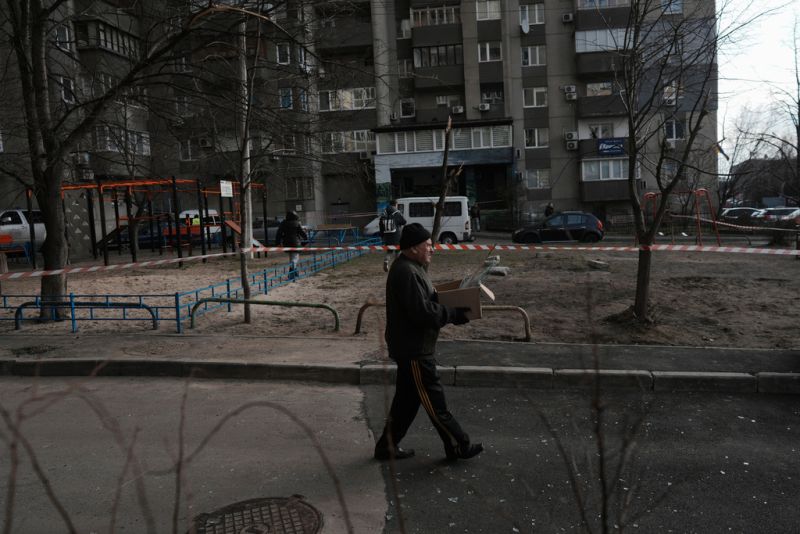 ▲俄羅斯軍方今日對烏克蘭發動大規模空襲，烏克蘭全境多處因此停電。圖為空襲後的基輔街頭，男子捧著裝滿玻璃碎片的盒子行走。（圖／美聯社／達志影像）