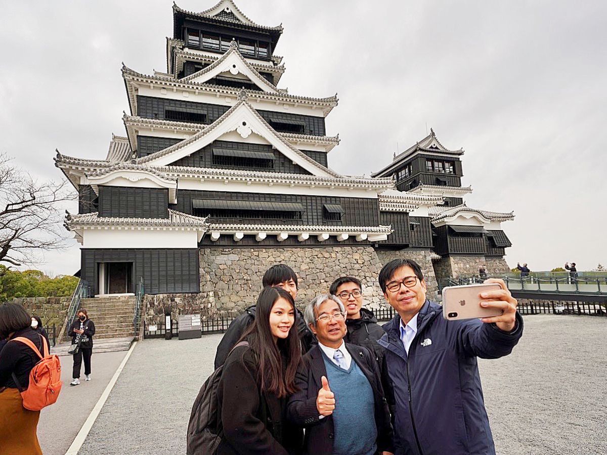 ▲留日高雄人蔡同學開心與市長陳其邁合照。（圖／高市府觀光局提供)