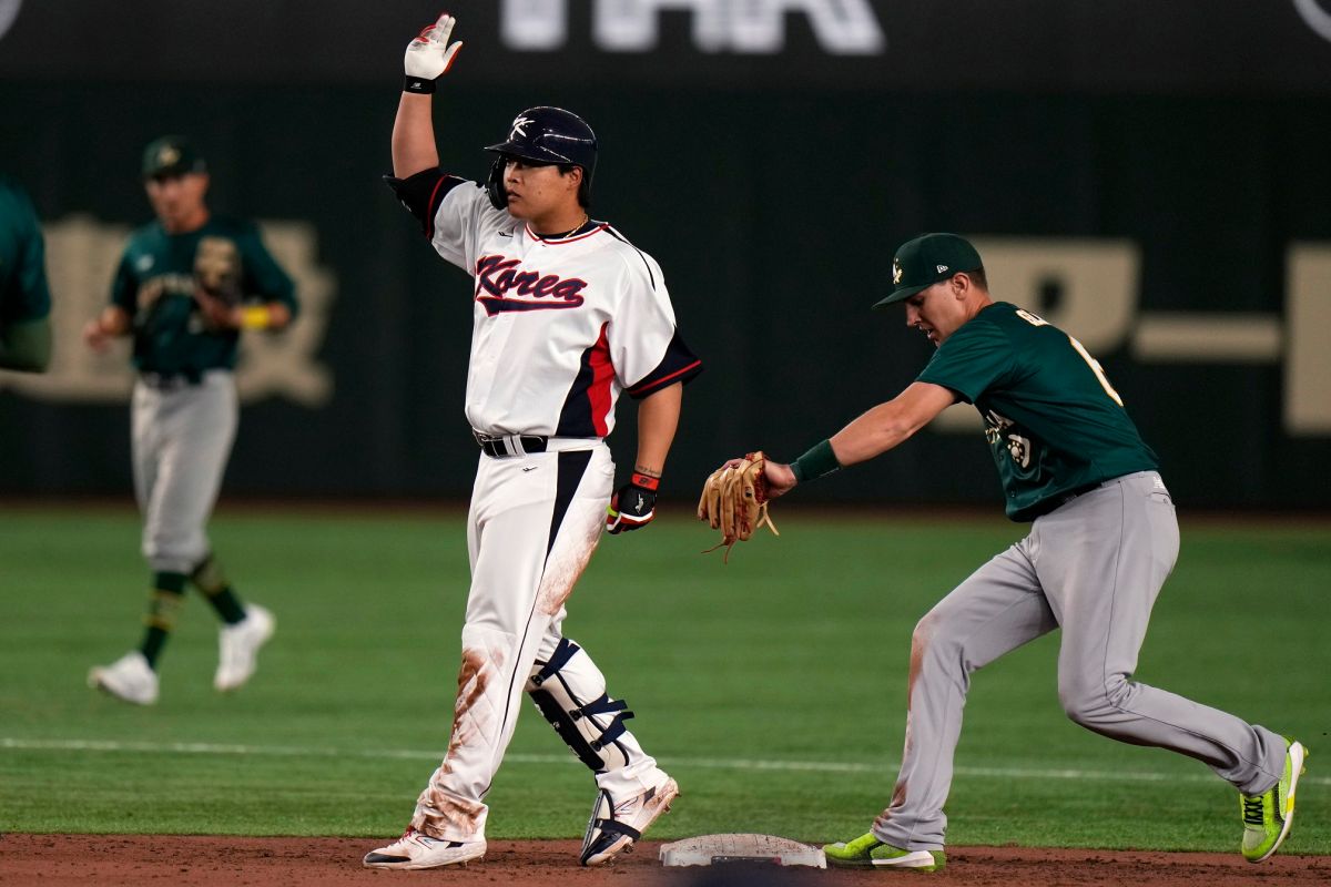 ▲2023經典賽韓國3/9對上澳洲，姜白虎7局下半敲出二壘安打，但卻在慶祝時腳離開壘包，結果慘遭對手觸殺，公認是本屆最糗鏡頭。（圖／美聯社／達志影像）