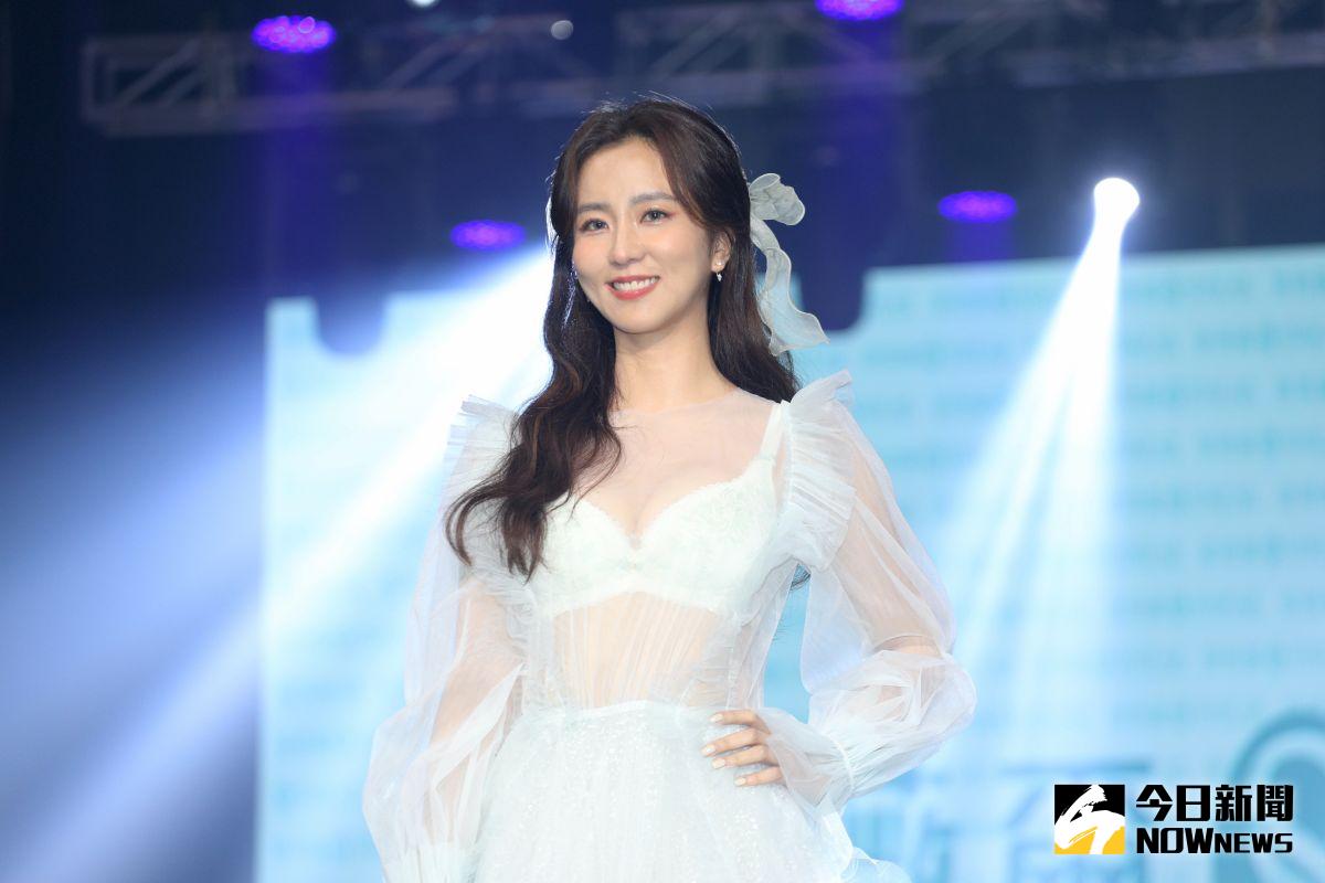 ▲周曉涵穿透式款「國王的新衣」洩美胸，不靠內衣取悅男友。（圖／記者陳明中攝）