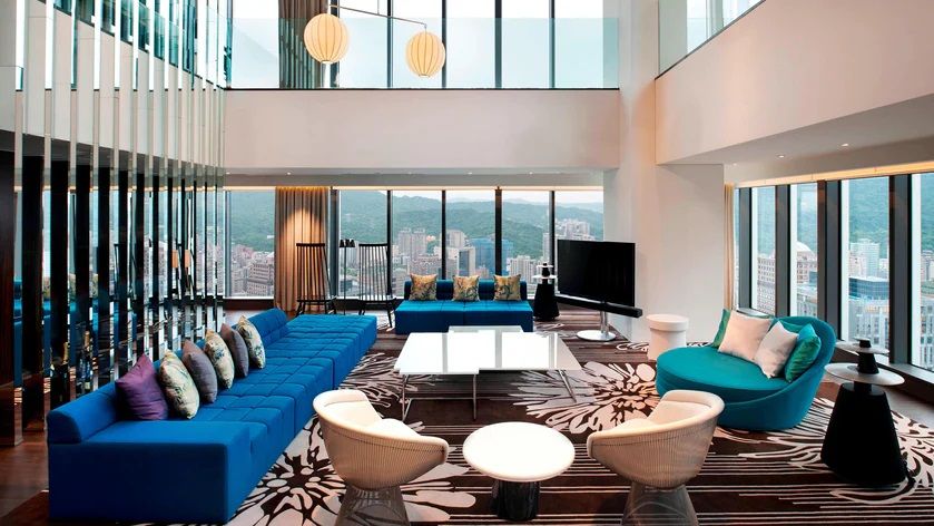 ▲阿里山住2晚噴7萬很貴？《NOWnews》盤點全台最貴「總統套房」Top 5。圖為台北W飯店最奢華也最貴的「頂級驚喜套房」。（圖／台北W飯店官網）