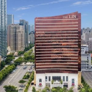 全台最貴「總統套房」Top 5 ▲台中林酒店建築外觀為弧形設計,巧克力色玻璃帷幕營造摩登時尚感。(圖/The Lin台中林酒店臉書)