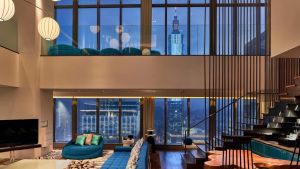 ▲台北W飯店最頂級的「頂級驚喜套房」擁有270度環視落地窗，正對台北101。（圖／台北W飯店官網）