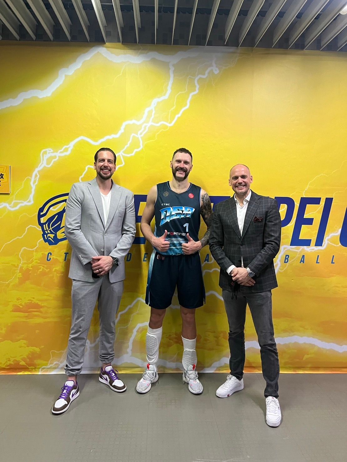 ▲經紀人Lorant兄弟檔Peter和Andras來台觀摩台灣職籃發展，並關心旗下球員。受訪者提供