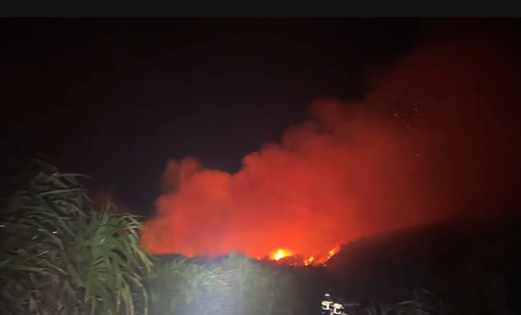 ▲墾丁龍磐公園9日驚傳火警，濃煙佈滿天際。（圖／翻攝自記者爆料網）