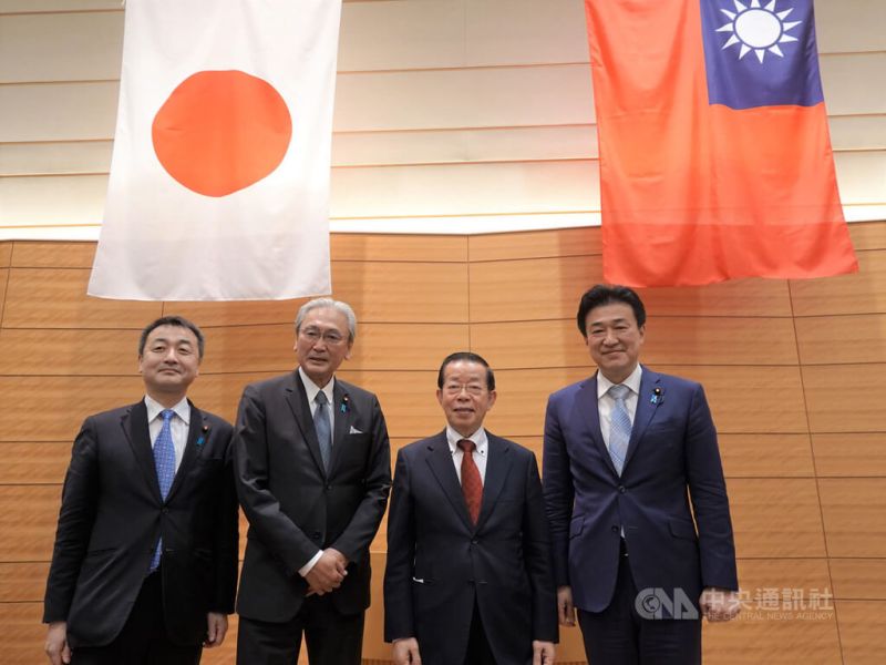 ▲日本國會超黨派聯盟「日華議員懇談會」9日召開大會，會長古屋圭司（左2）表示，計畫今夏在台北舉行第3屆台美日戰略對話，是首度採實體會議方式。（圖／中央社記者楊明珠東京攝 112年3月9日）