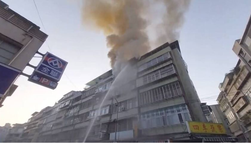 ▲台北市信義區和平東路三段、某公寓5樓發生火警，經佈水線灌救，姊弟2人平安脫困，但姊弟的父親卻命喪火窟。（圖／翻攝畫面）  