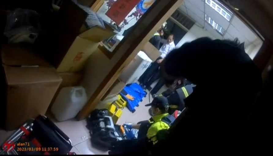 ▲王女搭乘電梯準備將貨物運上樓，未料電梯門尚未關閉，突然往上暴衝升起，導致王女攔腰被卡在地板、電梯門牆壁上緣，送醫後仍傷重不治。（圖／翻攝畫面）  