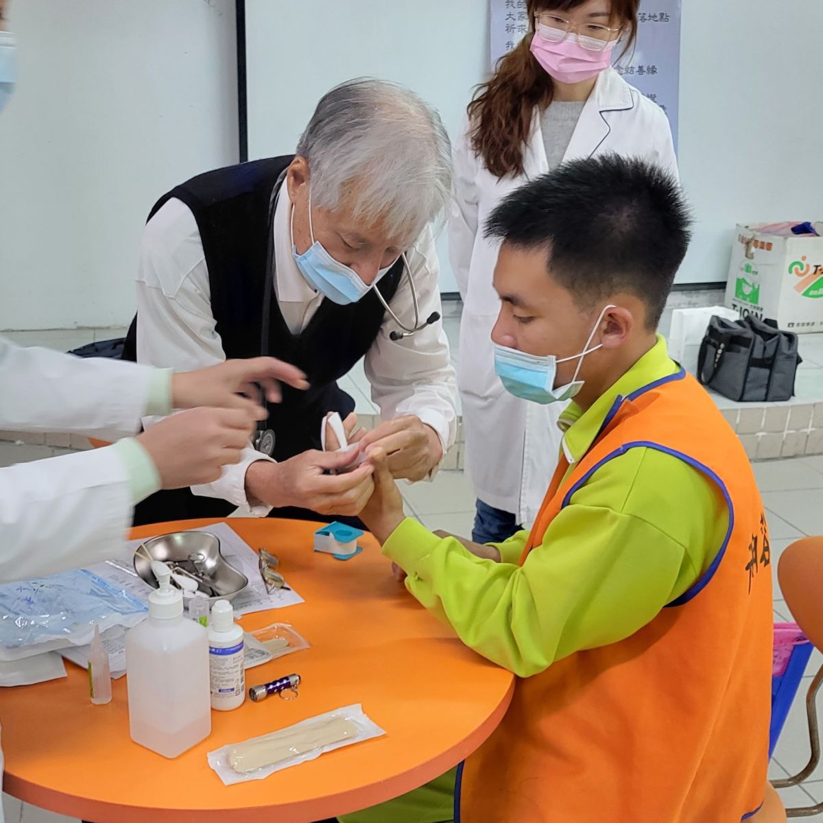 ▲民間團體為南投收容所內二百多名受收容人進行義診。（圖／移民署）