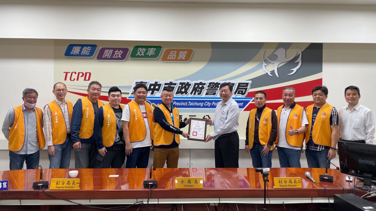 ▲順仁兄弟會捐贈太陽能LED爆閃燈(圖／警方提供2023.3.10)