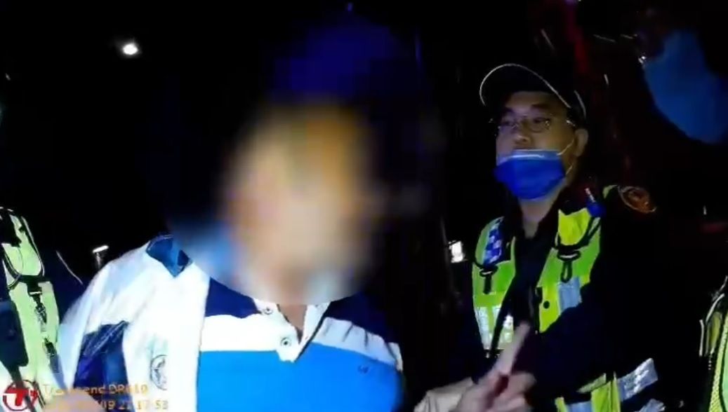 ▲南投錢姓男子騎乘機車未戴安全帽，且滿身酒氣，其酒測值超標，被警方依法送辦。（圖／翻攝畫面） 