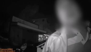 南投錢姓男子騎乘機車未戴安全帽,且滿身酒氣,其酒測值超標,被警方依法送辦。(圖/翻攝畫面) ▲南投錢姓男子騎乘機車未戴安全帽,且滿身酒氣,其酒測值超標,被警方依法送辦。(圖/翻攝畫面)