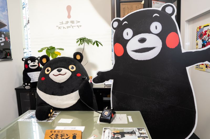 ▲高雄熊坐在熊本熊部長辦公室模擬接電話。（圖／高雄市政府提供）