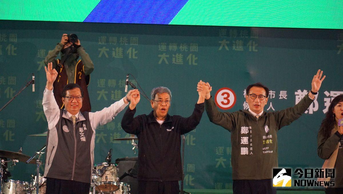 ▲行政院長陳建仁（中）去年站台桃園市長候選人鄭運鵬（右），還說天主稱要支持鄭運鵬。（圖／記者呂炯昌攝）