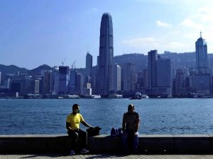 全球最貴！香港房價續跌　想買房仍得「不吃不喝」逾18年
