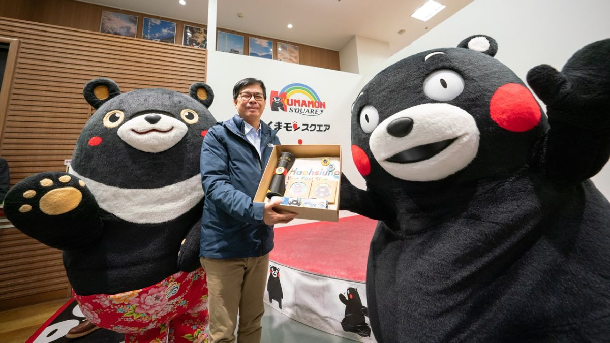 ▲熊本熊驚喜登場與高雄市長陳其邁、高雄熊相見歡。（圖／高市府觀光局提供)