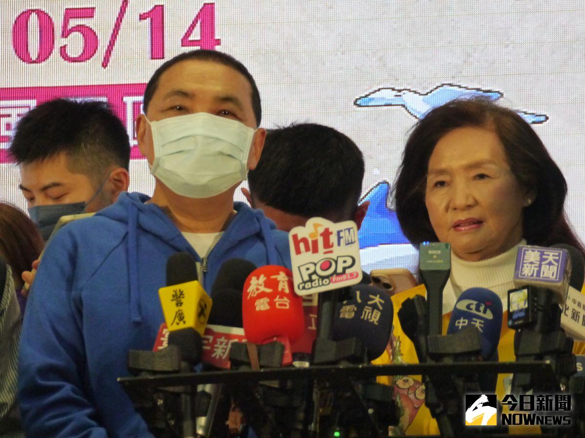 ▲侯友宜出席2023宜蘭綠色博覽會縣外記者會，受訪說汐東線一定會照期程全力以赴，相信中央會聽進地方聲音。（圖 ／記者吳嘉億攝，2023.03.10）