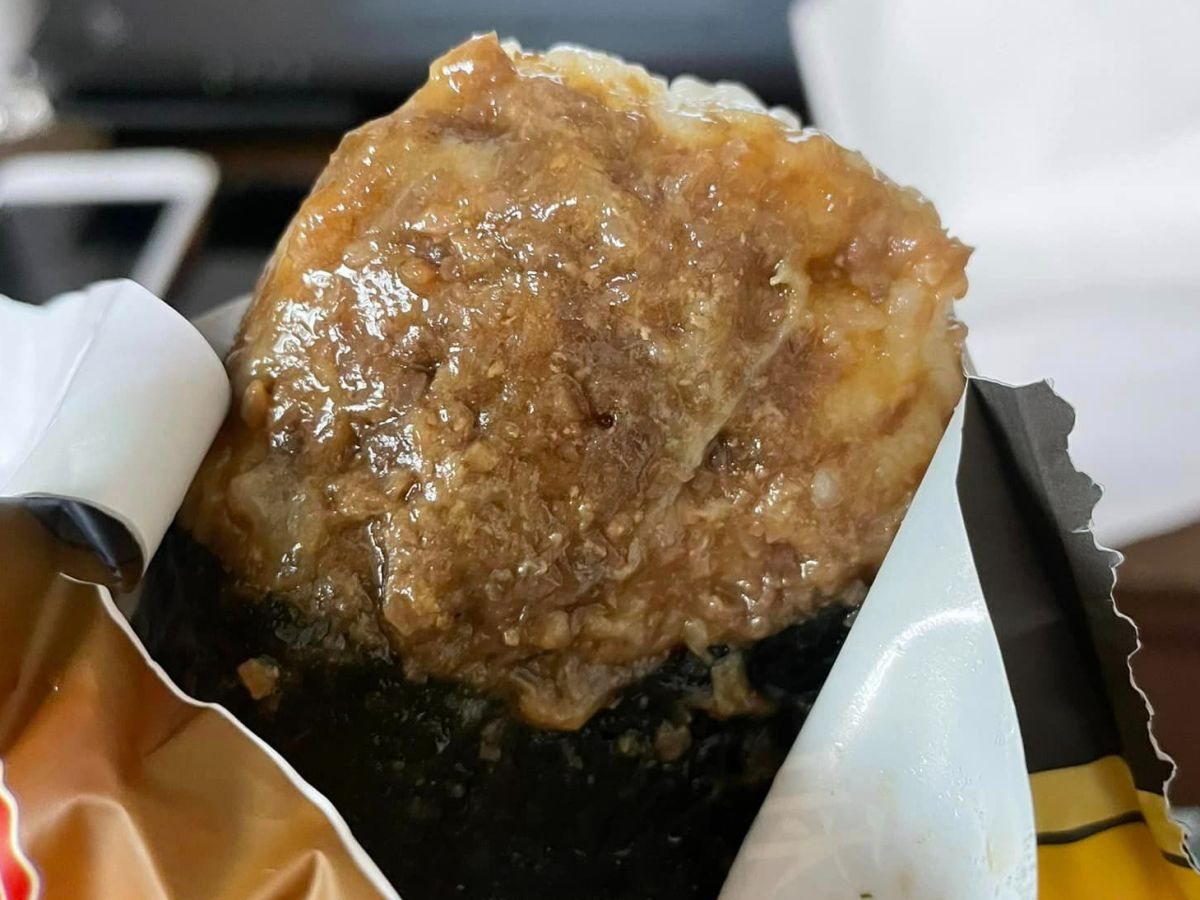 ▲7-ELEVEN與酒店聯名推出的「霜降和牛」御飯糰，被網友批評「牛肉化成一灘爛泥，吃不到口感」。（圖／臉書爆怨公社）