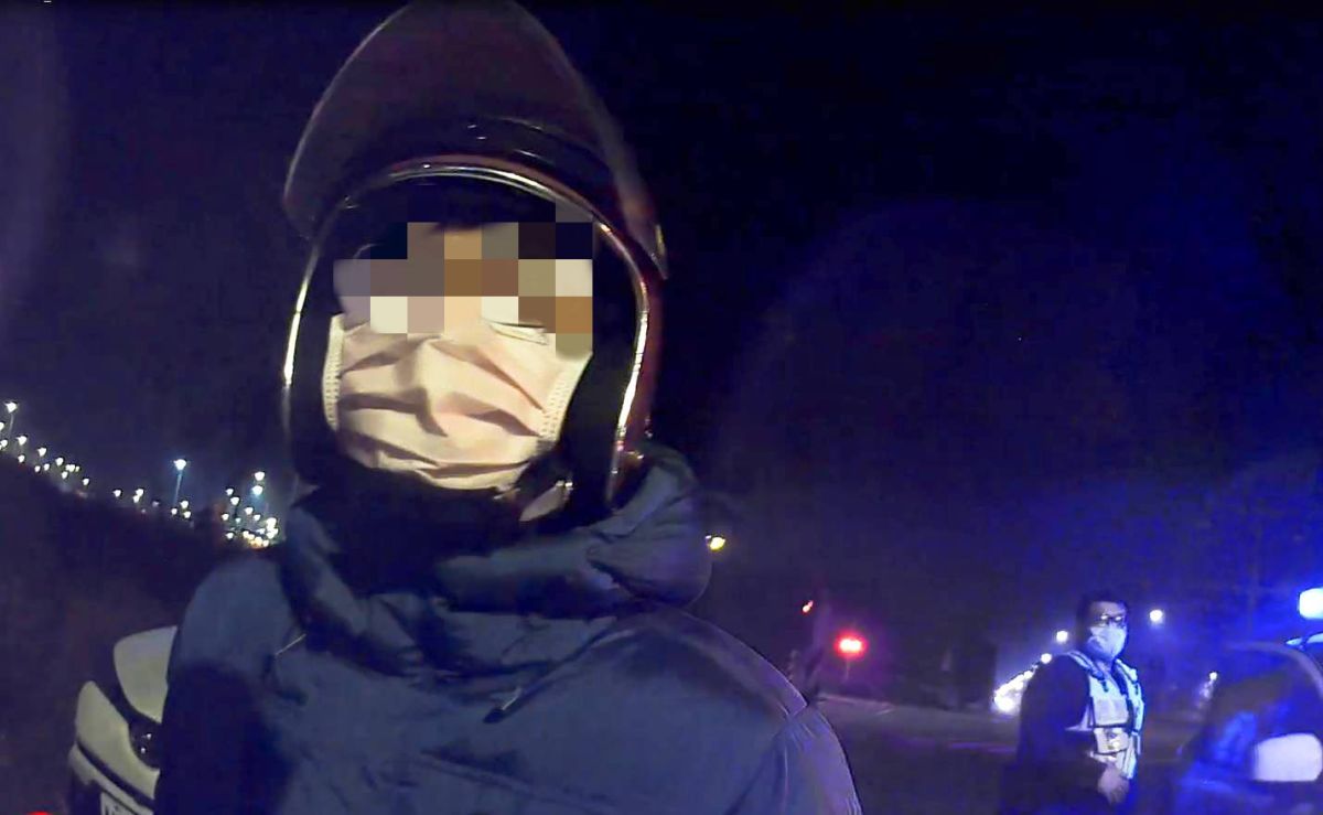 ▲黃男到朋友家中觀看世界棒球經典賽，與友人小酌兩杯高粱酒，帶著愉快的心情騎車返家，卻在回家途中遇上警方臨檢，當場被測出酒測值達0.48毫克。（圖／大園分局提供）