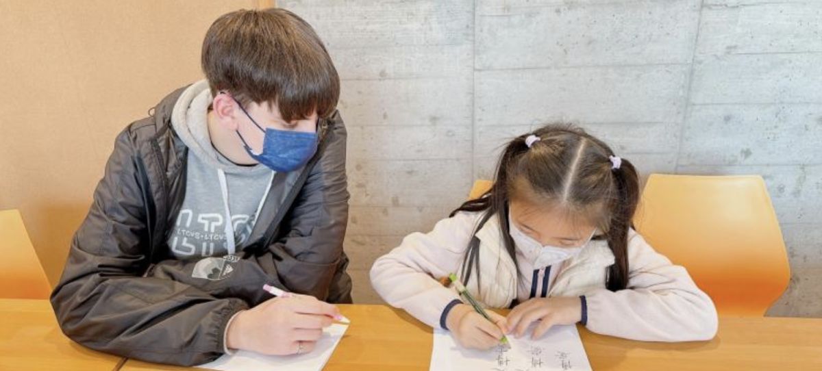 ▲羅東成功國小四年級陳昕妤同學現場與新二代分享硬筆字書寫心得。（圖／移民署宜蘭縣服務站提供）