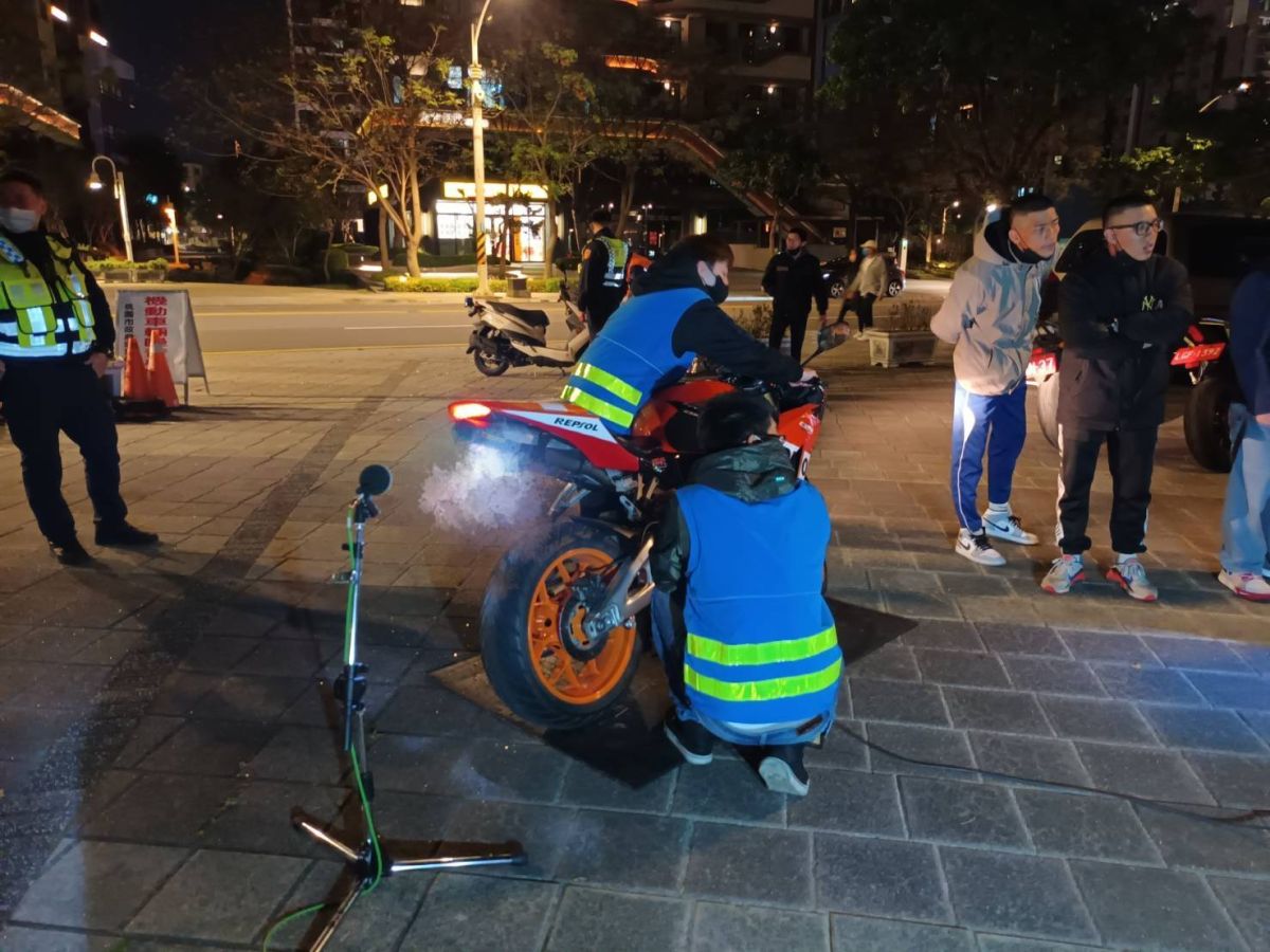 ▲桃園警察分局與環境保護局及桃園監理站組成聯合稽查小組，昨22至24時，共同執行取締噪音車勤務，檢測後共有12輛排氣噪音超標。（圖／桃園分局提供）
