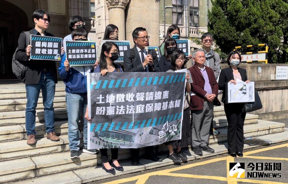 ▲台灣人權促進會10日到司法院前開記者會，同時向憲法法庭遞狀（圖／記者潘千詩攝，2023.03.10）