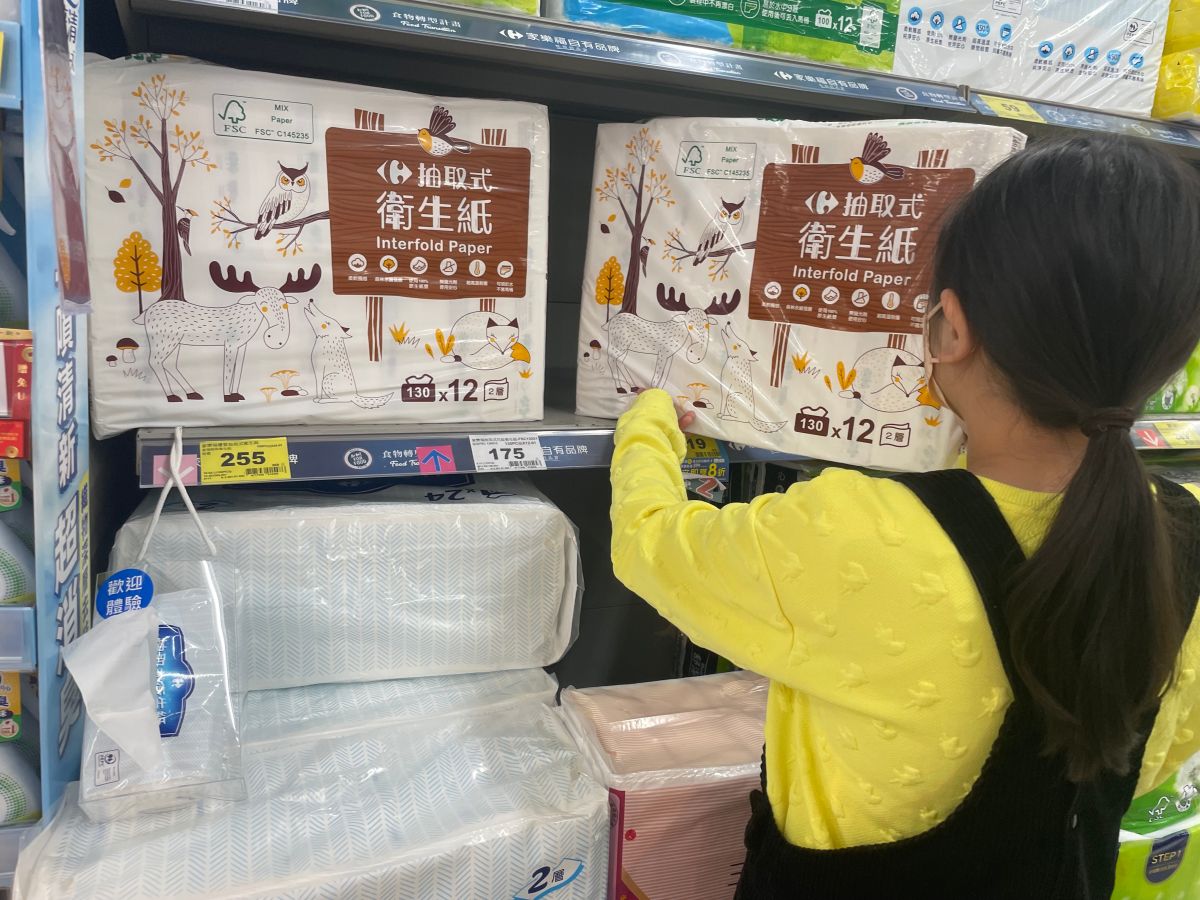 ▲家樂福自有品牌衛生紙、面紙、廚房紙巾、濕巾產品符合森林認證體系，每年至少保護了298萬棵天然森林樹木（將近600座大安森林公園）及高保育類動物，為環境盡一份心力。（圖／品牌提供）