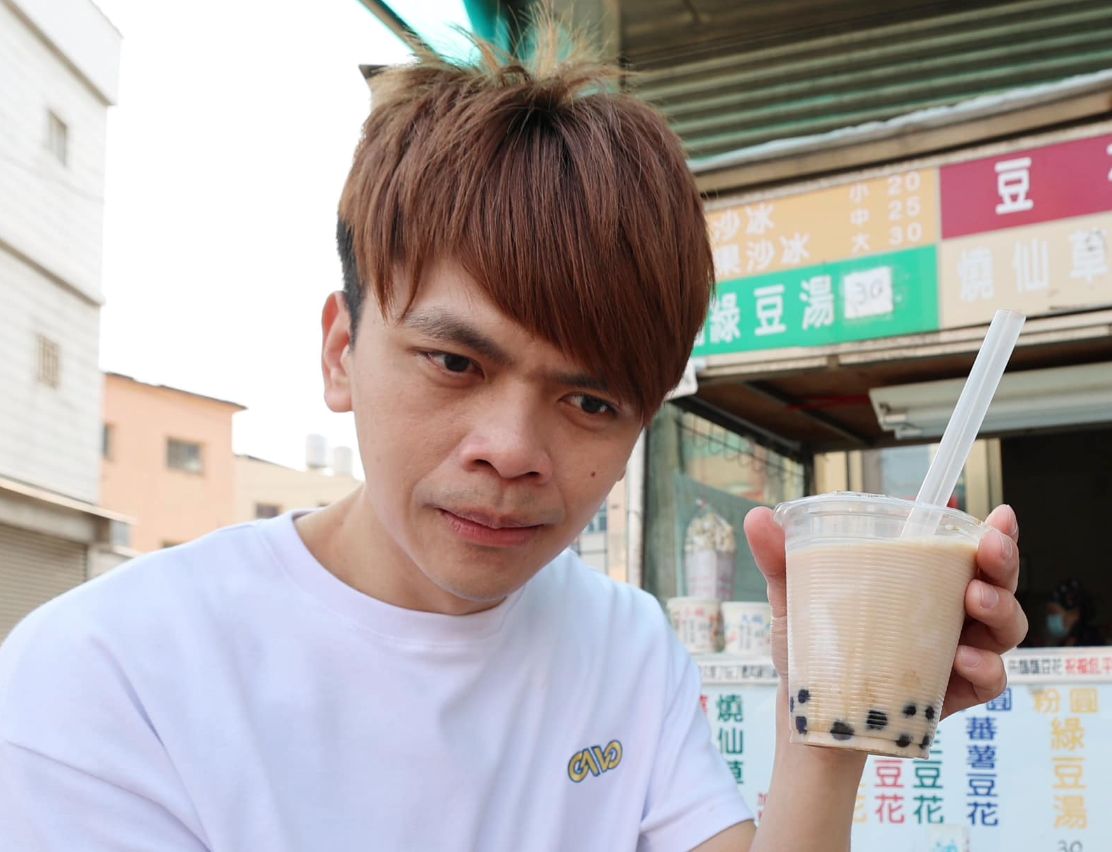 ▲百萬YouTuber蔡阿嘎透露自己在苗栗找到一杯10元的珍奶，不禁大讚：「太佛了」。（圖／翻攝自蔡阿嘎臉書）
