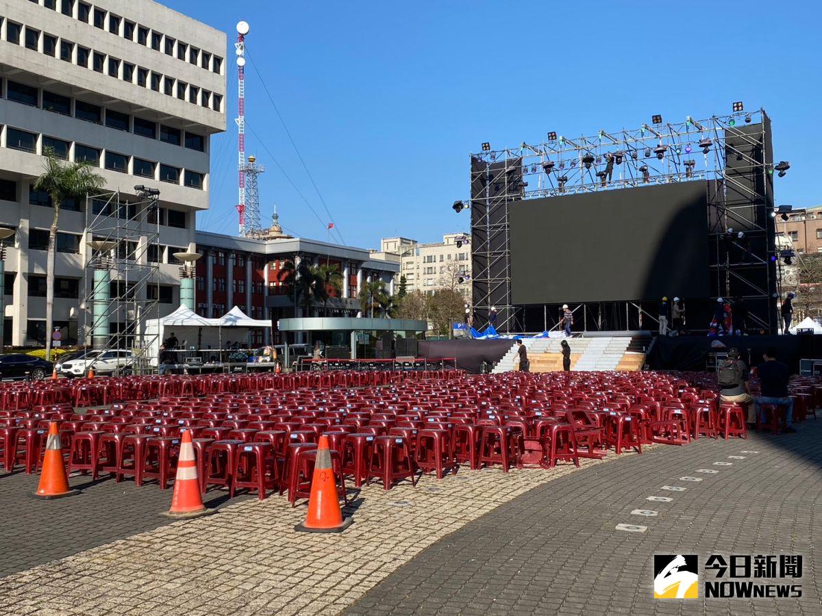 ▲桃園市政府從今天晚上起一連三天，在市府前廣場舉辦經典賽直播派對，現場正加緊舞台的搭設。（圖／記者李春台攝，2023.03.10）