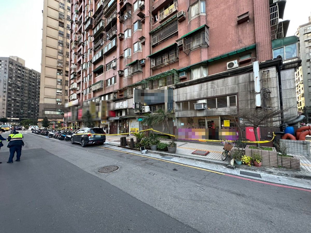 ▲今天下午約5點，一名53歲陳姓工人在一處大樓15樓，進行進行遮雨棚施工，由於身上所繫的安全鏈斷裂，因此從高樓墜落，緊急送往國泰醫院急救，最終仍宣告不治。（圖／翻攝畫面）