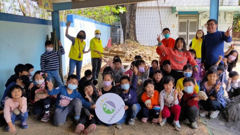 ▲月美國小全校師生總動員在校園「造窯」，清景麟教育基金會也帶領企業志工參與難得的製作過程。（圖／清景麟教育基金會提供)