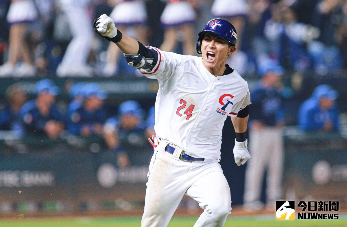 ▲WBC經典賽中華隊外野手陳傑憲敲出一分打點一壘安打興奮握拳慶祝。（圖／記者葉政勳攝，資料照）