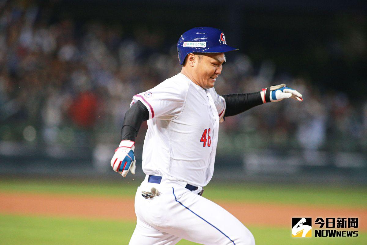 ▲WBC經典賽中華隊一壘手范國宸擊出帶有一分打點內野安打幫助中華隊超前比數。（圖／記者葉政勳攝 , 2023.03.10）