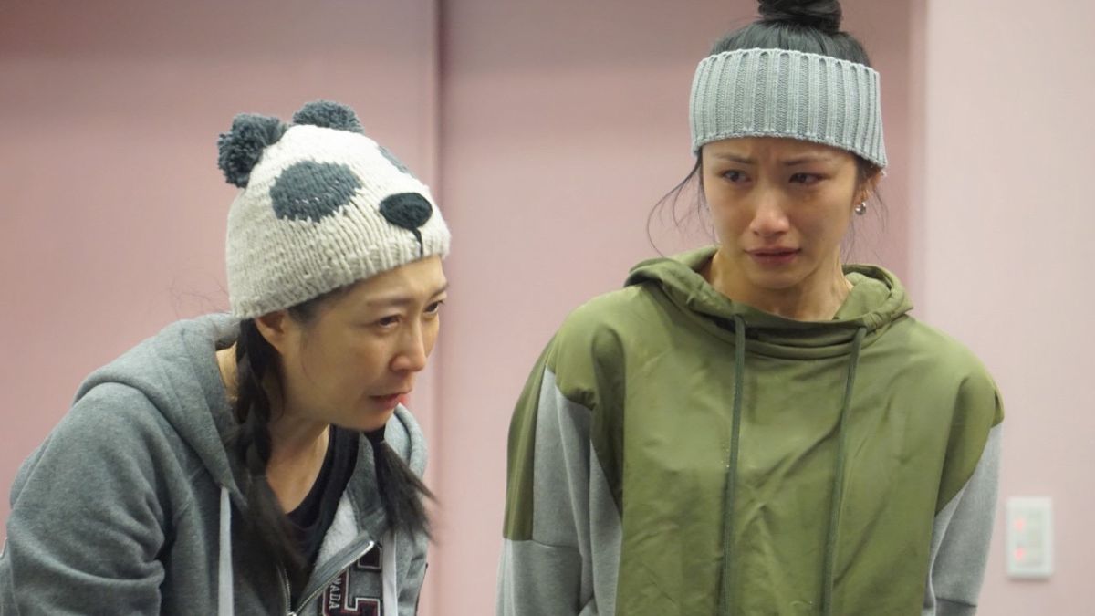 ▲李千娜與黃嘉千對手戲時，兩人極具張力的演出和催淚的台詞，導致排練場哭成一片淚海。（圖／果陀劇場提供)