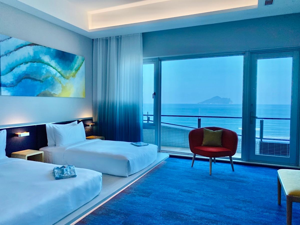 ▲宜蘭烏石港「凱渡廣場酒店」啟航試營運，「陸上郵輪」坐擁無敵海景「窗外就是龜山島」。《NOWnews今日新聞》搶先直擊全包式假期享受5大亮點，爽泡海景溫泉，米其林名廚江振誠打造星級海鮮三吃，還把宜蘭小吃變身義大利菜。（圖／記者蕭涵云攝）