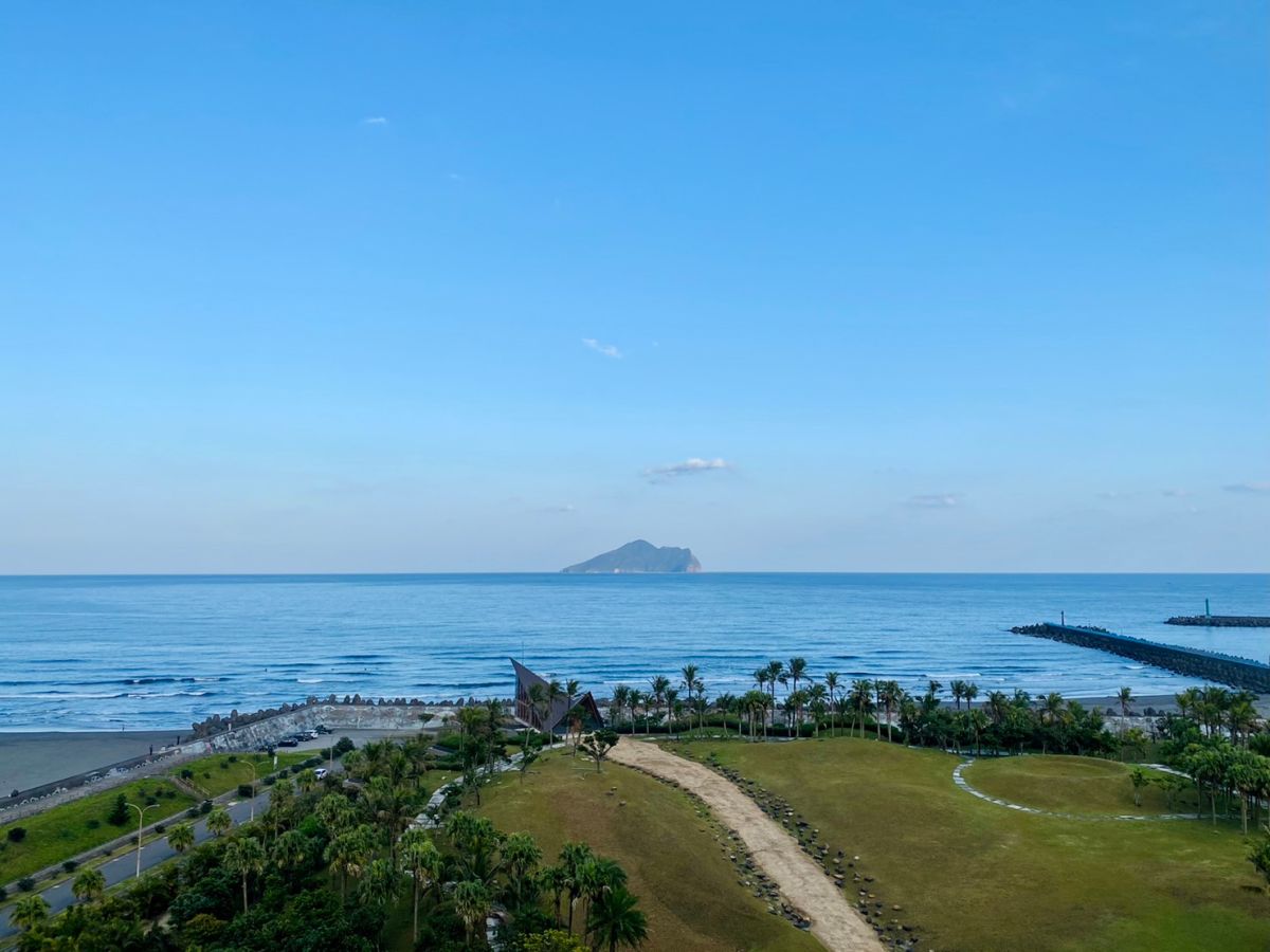 ▲賞鯨船意外見到龜山島龜首崩落。（圖／記者蕭涵云攝）