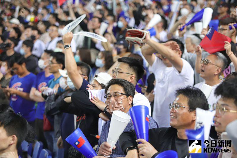 ▲WBC經典賽中華隊出戰的比賽，現場的球迷搖旗吶喊為中華隊加油。（圖／記者葉政勳攝 , 2023.03.10）
