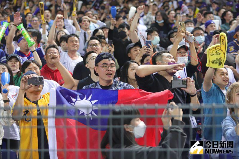 ▲WBC經典賽中華隊出戰的比賽，現場的球迷搖旗吶喊為中華隊加油。（圖／記者葉政勳攝 , 2023.03.10）