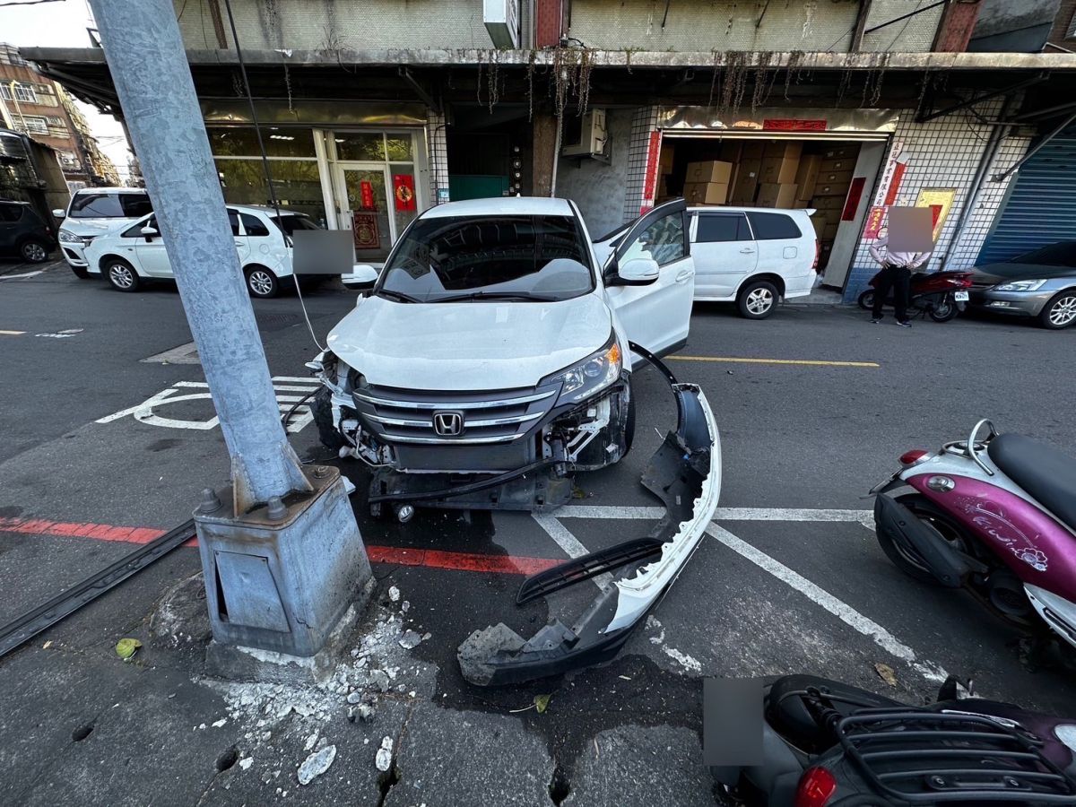 ▲10日上午，三重發生自撞車禍，但駕駛卻落跑失蹤，車內查獲毒品及百萬現金，警方正積極擴大追查。（圖／翻攝畫面）  