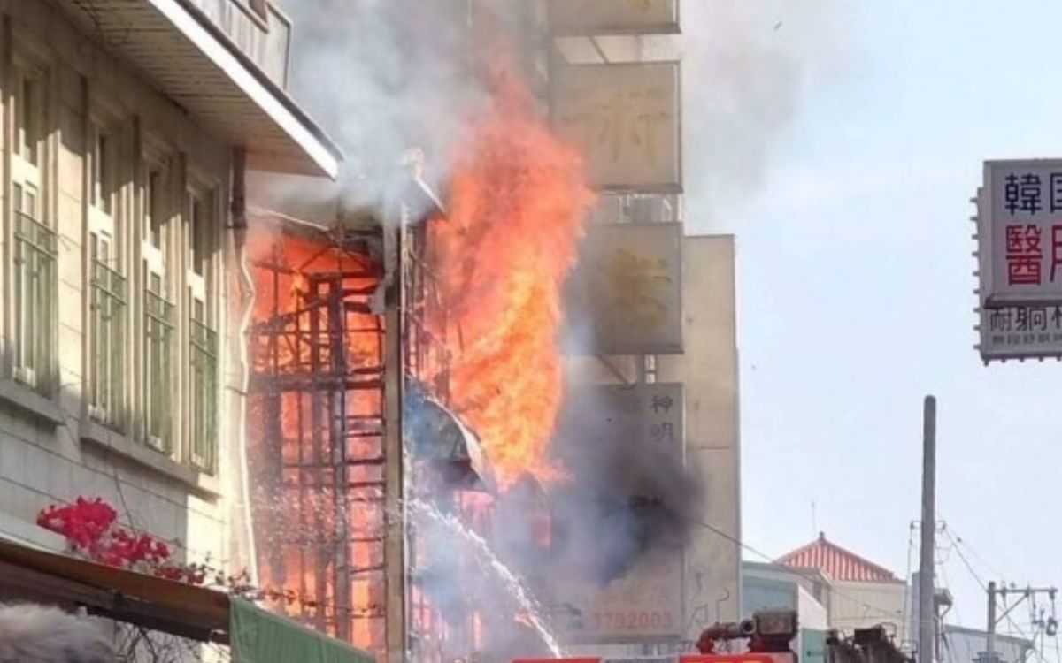 ▲嘉義縣朴子中正路老街、配天宮附近，一處民宅發生火警，火光冒出、濃煙直衝天際。（圖／翻攝畫面）  