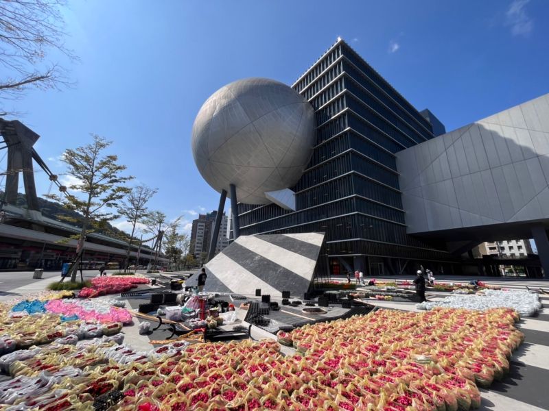 ▲林奕華也搶先公布在3/12植樹節後攜手文化局，在台北表演藝術中心前廣場打造「花現蝶舞」城市花毯。（圖／觀傳局提供）