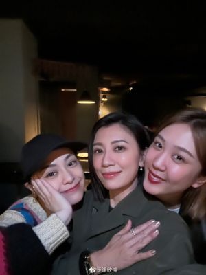 ▲阿嬌和賈靜雯(中)自拍。(圖/翻攝自鍾欣潼微博) ▲阿嬌和賈靜雯(中)自拍。(圖/翻攝自鍾欣潼微博)