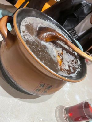 ▲▼阿嬌大啖台灣美食。(圖/翻攝自鍾欣潼微博) ▲▼阿嬌大啖台灣美食。(圖/翻攝自鍾欣潼微博)