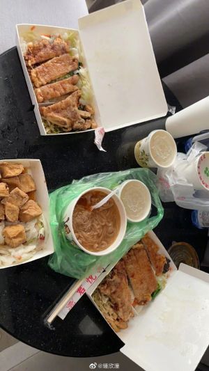 ▲▼阿嬌大啖台灣美食。(圖/翻攝自鍾欣潼微博) ▲▼阿嬌大啖台灣美食。(圖/翻攝自鍾欣潼微博)